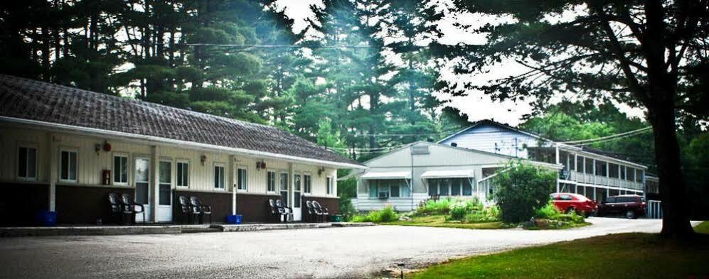 Pinedale Inn Gravenhurst Extérieur photo
